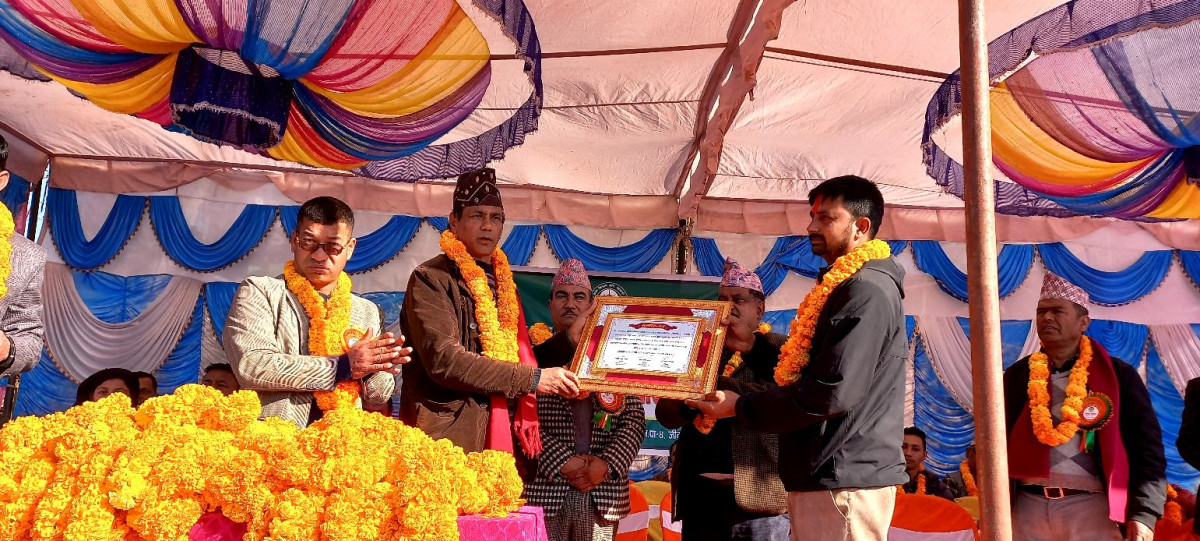 युवा कृषक न्यौपाने सम्मानित, २० वटा विषादी स्प्रे वितरण गर्ने  घोषणा