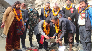 मुख्यमन्त्री पाण्डेद्धारा महेशखोला माथी निर्माण हुने सडक पुलको शिलान्यास
