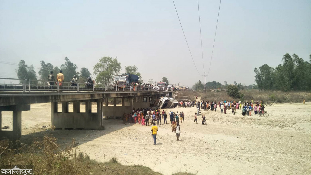 सर्लाहीमा पुलबाट बस खस्दा चार जनाको मृत्यु, २५ भन्दा बढी घाईते