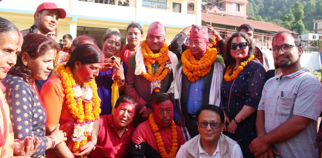 धुनिवेशी नगरपालिकाको  मेयरमा आचार्य र उपमेयरमा उप्रेती विजयी