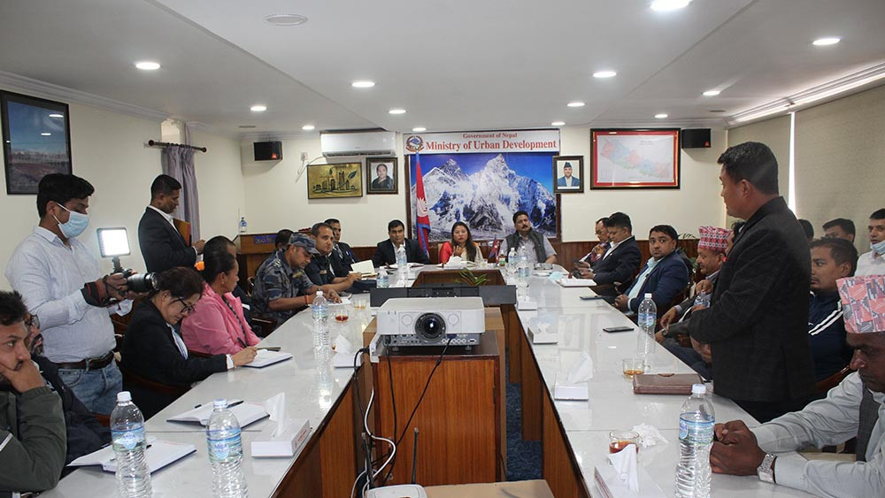 उचित व्यवस्थापन नभएसम्म बन्चरेमा फोहोर फाल्न नदिने स्थानीयको अडान