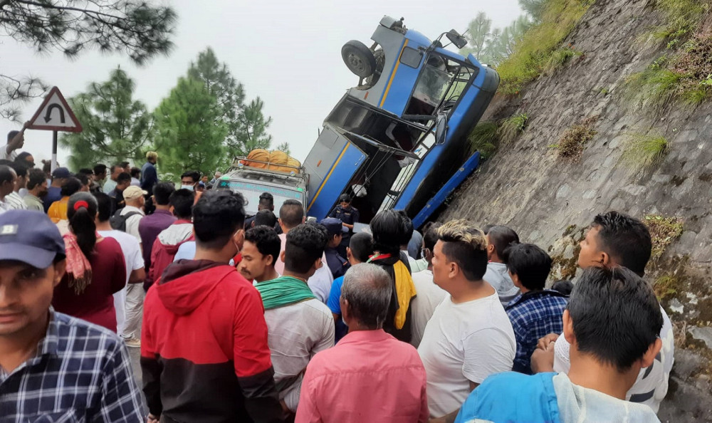 मकवानपुरको भीमफेदीमा बस दुर्घटना हुँदा ७ जनाको मृत्यु, २६ जना घाइते