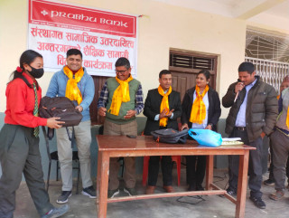 प्रभु बैँक धार्के शाखाद्धारा शैक्षिक सामाग्री वितरण
