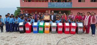प्रभु बैंक धार्के शाखाद्धारा कालीदेवी विद्यालयलाई डस्बिन वितरण