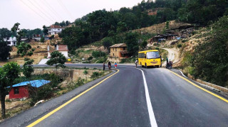 धार्के- सितापाइला सडक : धार्के तर्फको ३ किलोमिटर सडकमा "रोड मार्किङ"