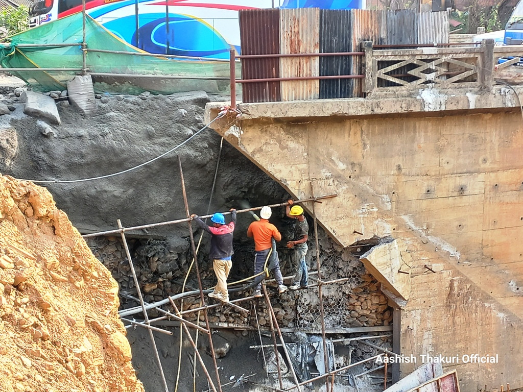 यसरी बन्दैछ धार्केको मोटरेवल पुल (तस्बिरहरु)
