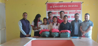 प्रभु बैंक धार्केद्धारा ज्योति माध्यमिक विद्यालयका विद्यार्थीलाइ शैक्षिक सामाग्री वितरण