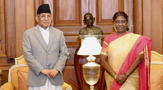 प्रधानमन्त्री प्रचण्ड र भारतीय राष्ट्रपति द्रोपदी मुर्मुबीच शिष्टाचार भेट