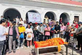 कलाकार सानु ताम्राकारको पशुपति आर्यघाटमा अन्त्येष्टि