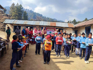 जगत बहादुर थापा स्मृति संस्थाद्वारा स्टेशनरी सामग्री वितरण