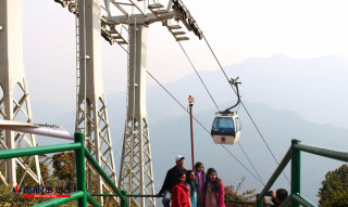 मनकामना मन्दिरको केवुलकार स्टेसन परिसरमा तस्विर खिचाउँदै