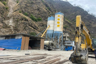 टिमुरेमा निर्माणाधीन सुक्खा बन्दरगाहको निर्माणले गति लिँदै