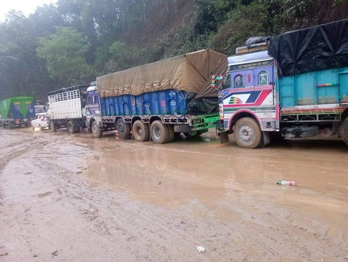 लगातारको वर्षाका कारण विभिन्न सडकको यात्रा कष्टकर