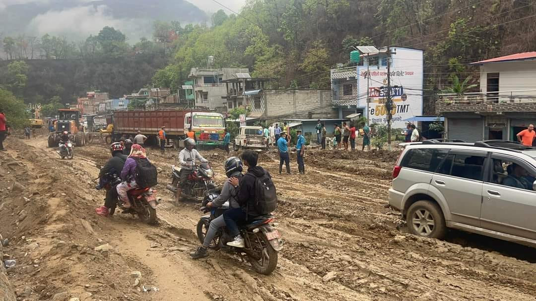 पृथ्वी राजमार्गको गल्छी–बैरेनी सडक खण्ड अवरुद्ध