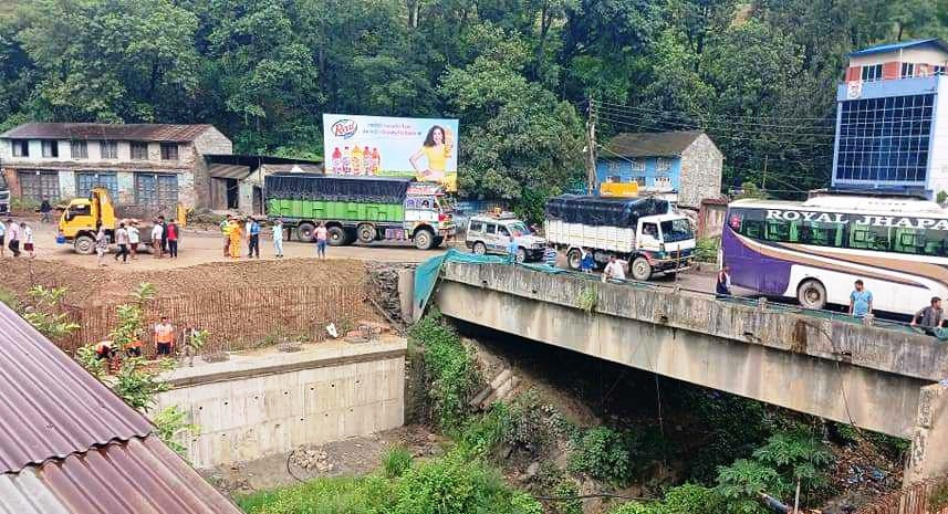 राजमार्ग दिउँसो देखि बन्द, नौविसेमा पुलको बिम राख्ने काम आधा पनि सकिएन