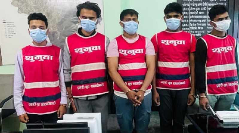 सुन गाल्ने मेशिन र ५० लाख नगदसहित ५ जना पक्राउ