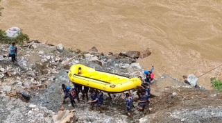 पहिरोले बगाएर त्रिशूली नदीमा बेपत्ता भएको दुई बसको अवस्था अज्ञात