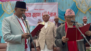 लुम्बिनीमा नवनियुक्त मुख्यमन्त्री आचार्यसहित एमाले- कांग्रेसका ९ मन्त्रीले लिए शपथ