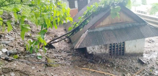 रामेछापमा पहिरोमा पुरिएर तीन बालिकाको मृत्यु