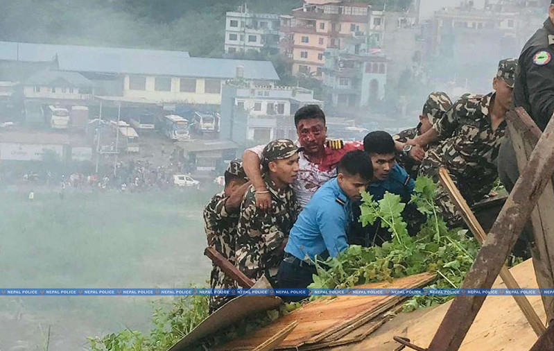 सौर्य एअरलाइन्सको विमान दुर्घटनापछि जोखिमपूर्ण अवस्थाबाट पाइलटको उद्धार गर्ने प्रहरी पुरस्कृत