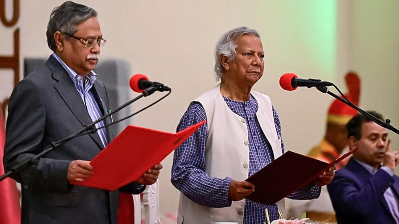 बङ्गलादेशको अन्तरिम सरकारको प्रमुख युनुसद्धारा पद तथा गोपनीयताको शपथ ग्रहण