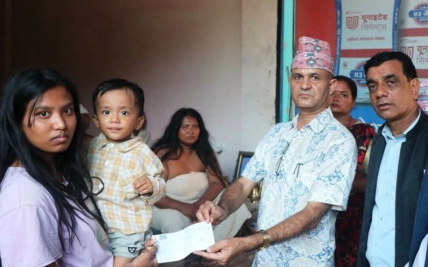 धादिङमा पहिरोमा परी ज्यान गुमाउनेका परिवारलाई घरमै पुगेर राहत वितरण