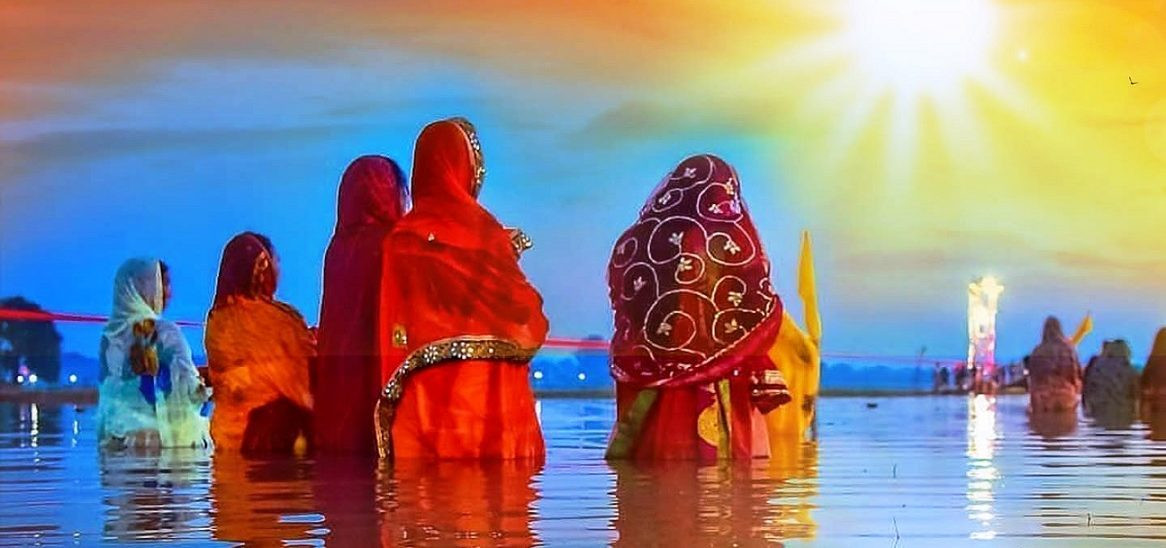 आज छठ पर्वको मुख्य दिन, अस्ताउँदो सूर्यलाई अर्घ्य दिइँदै