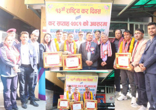 धादिङ र नुवाकोटका दुई जना करदाता सम्मानित