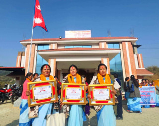 धुनिवेशीमा तीन जना  महिला स्वास्थ्य स्वंयसेविका सम्मानित