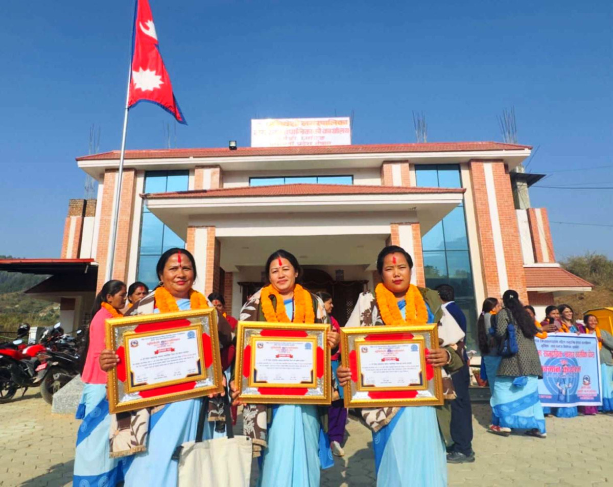 धुनिवेशीमा तीन जना  महिला स्वास्थ्य स्वंयसेविका सम्मानित