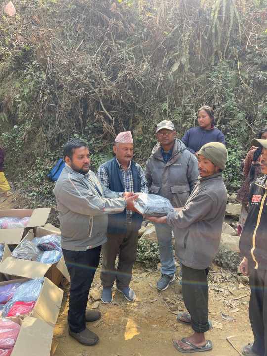 धुनिवेशीका चेपाङ समुदायलाई न्यानो कपडा वितरण