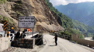 मुग्लिन–नारायणगढ सडकखण्ड : पहिरो पन्छाउने काम बिहानैदेखि सुरु