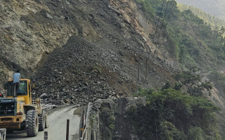 मुग्लिन–नारायणगढ सडकको पहिरो पन्छाउन दिनभर लाग्ने, वैकल्पिक सडक प्रयोग गर्न आग्रह