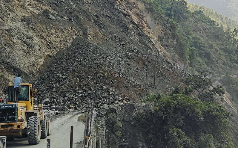 मुग्लिन–नारायणगढ सडकको पहिरो पन्छाउन दिनभर लाग्ने, वैकल्पिक सडक प्रयोग गर्न आग्रह