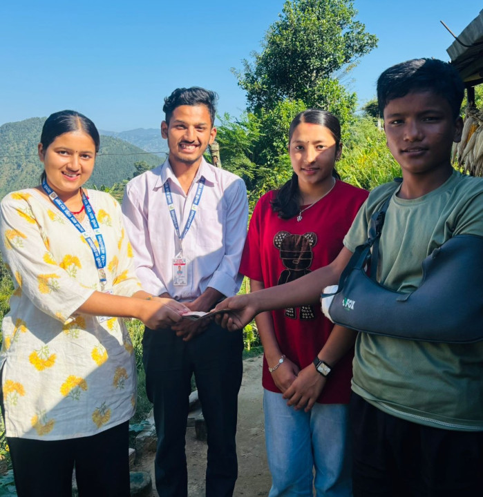 गल्छी बाल समुह सञ्जालको उदाहरणीय काम, देउसी भैलोमा जम्मा भएको रकम भेटुवाललाई हस्तान्तरण