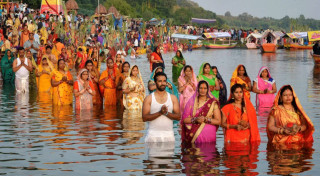 आज छठ पर्वको मुख्य दिन : अस्ताउँदो सूर्यलाई अर्घ दिइँदै