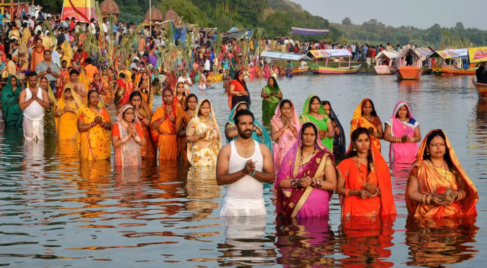 आज छठ पर्वको मुख्य दिन : अस्ताउँदो सूर्यलाई अर्घ दिइँदै