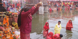 उदाउँदो सूर्यलाई अर्घ दिएर छठ पर्व सम्पन्न