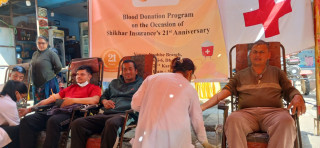 शिखर इन्स्युरेन्सको २१औं स्थापना दिवसको अवसरमा धार्केमा ४० जनाले गरे रक्तदान