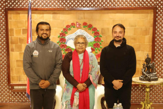 चेस प्रतियोगिताका निम्ति दुई खेलाडी कतार जाँदै