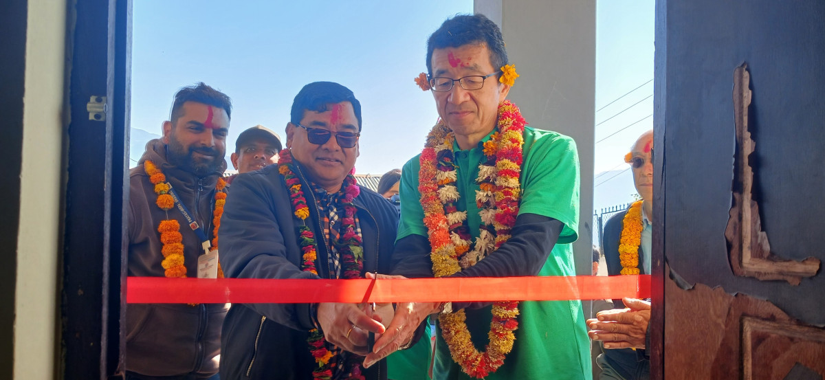 बेनीघाट रोराङको गोइराङ आधारभूत विद्यालयमा पुस्तकालय उद्घाटन