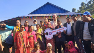 मुख्यमन्त्री बानियाँद्वारा चेपाङ दम्पतीलाई नयाँ घर हस्तान्तरण