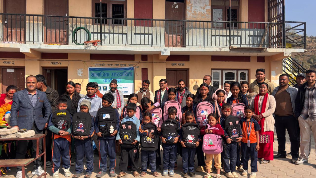 सिटिजन्स बैंक धार्के शाखाद्वारा त्रिकुटेश्वरी माध्यमिक विद्यालयमा शैक्षिक सामाग्री सहयोग