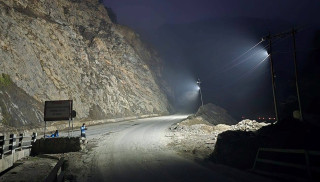 तुइन खोला पुलनजिकैको सडकमा फ्लड लाइट जडान