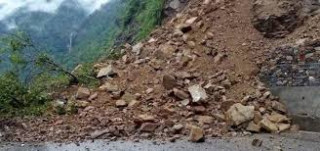 वर्षाका कारण  बुटवल नारायणगढ सडक अवरुद्ध