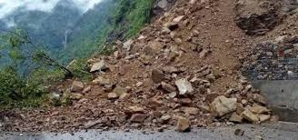वर्षाका कारण  बुटवल नारायणगढ सडक अवरुद्ध