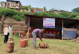 धुनिवेशीको सुगम ग्यास उद्योगद्वारा ३७३ थान पुराना र गुणस्तरहीन सिलिन्डर नष्ट