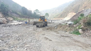 बीपी राजमार्गमा वर्षाका कारण सवारी आवागमन पूर्ण रूपमा बन्द