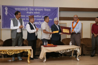 वरिष्ठ पत्रकार गुरागाईं र श्रेष्ठ पुरस्कृत